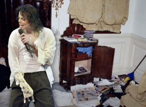 ONO ŠTO SU DETEKTIVI NAŠLI PORED TELA MAJKLA DŽEKSONA DIŽE KOSU NA GLAVI: Pored njega bila je i ona (FOTO)