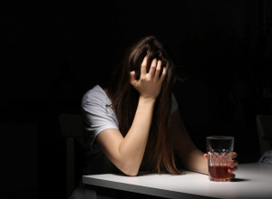 DOKTOR, BIVŠI ALKOHOLIČAR, UPOZORAVA: Tri grupe ljudi ne smeju da piju alkohol, za njih je to ko sipanje benzina u vatru