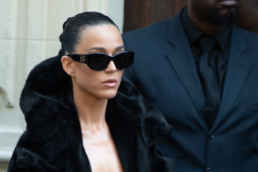 POCEPANA I GOLIH GRUDI POZIRA KAO DA NEMA ZGODNIJE: Najviše voli da se skine na ulici (FOTO)