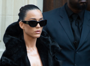 POCEPANA I GOLIH GRUDI POZIRA KAO DA NEMA ZGODNIJE: Najviše voli da se skine na ulici (FOTO)