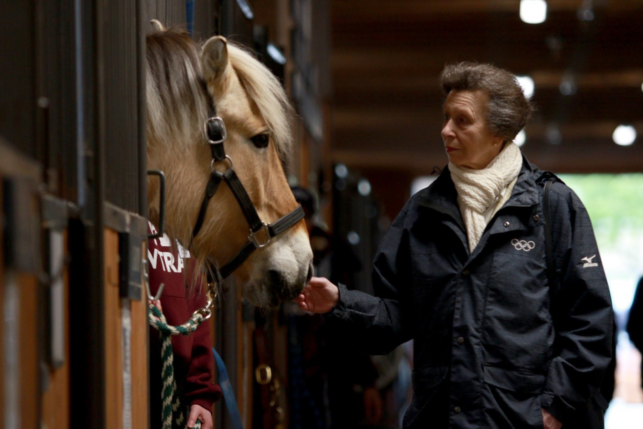 EVO KAKO JE DANAS PRINCEZA ANA KOJU JE UDARIO KONJ U GLAVU: Izgubila je sećanje i dobila potres mozga, muž otkriva više