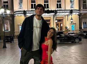 ŽENA BOBIJA MARJANOVIĆA LEGLA NA STEPENICE U BRUSHALTERU: Milica će pomutiti razum i najrazumnijima (FOTO)