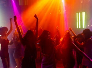 POLJUBILA JE NEPOZNATOG MOMKA U BARU I UMALO UMRLA: Gušila se u svojoj pljuvački, hitno prebačena u bolnicu