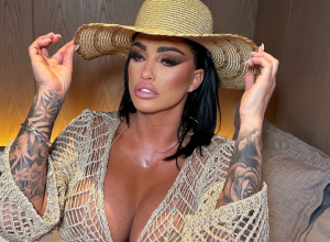 17. PUT OTIŠLA POD NOŽ ZBOG SILIKONA, DOSTA LI JE? Slavna starleta ne može da diše od dekoltea, kaže da nikad neće stati