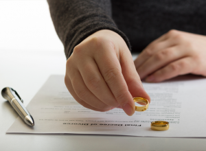 ČUVENI ADVOKAT ZA RAZVODE TVRDI: Dve stvari dovode do kraha braka, muškarci, lenji ste, treba vam 10 sekundi!