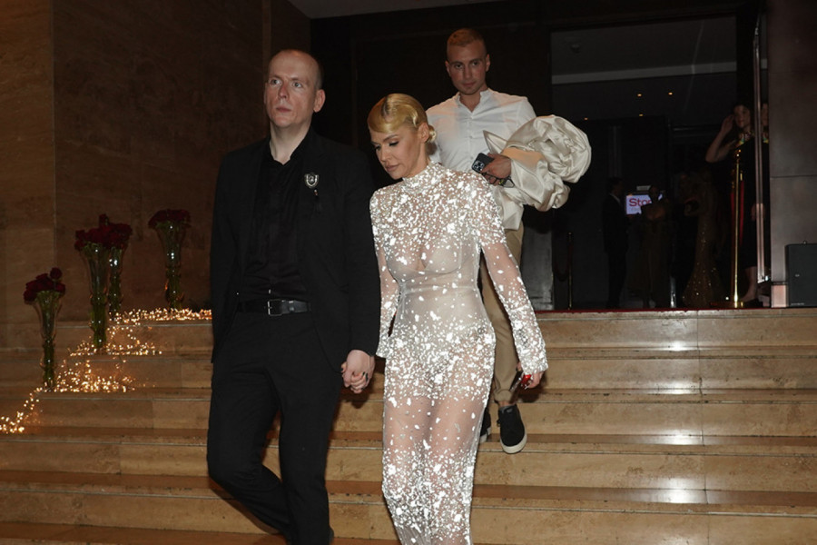 NATAŠA BEKVALAC U PROVIDNOJ HALJINI SKOČILA U BAZEN: Jasno se vidi isklesano telo, i mokra je glamurozna (VIDEO)