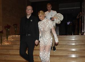 NATAŠA BEKVALAC U PROVIDNOJ HALJINI SKOČILA U BAZEN: Jasno se vidi isklesano telo, i mokra je glamurozna (VIDEO)