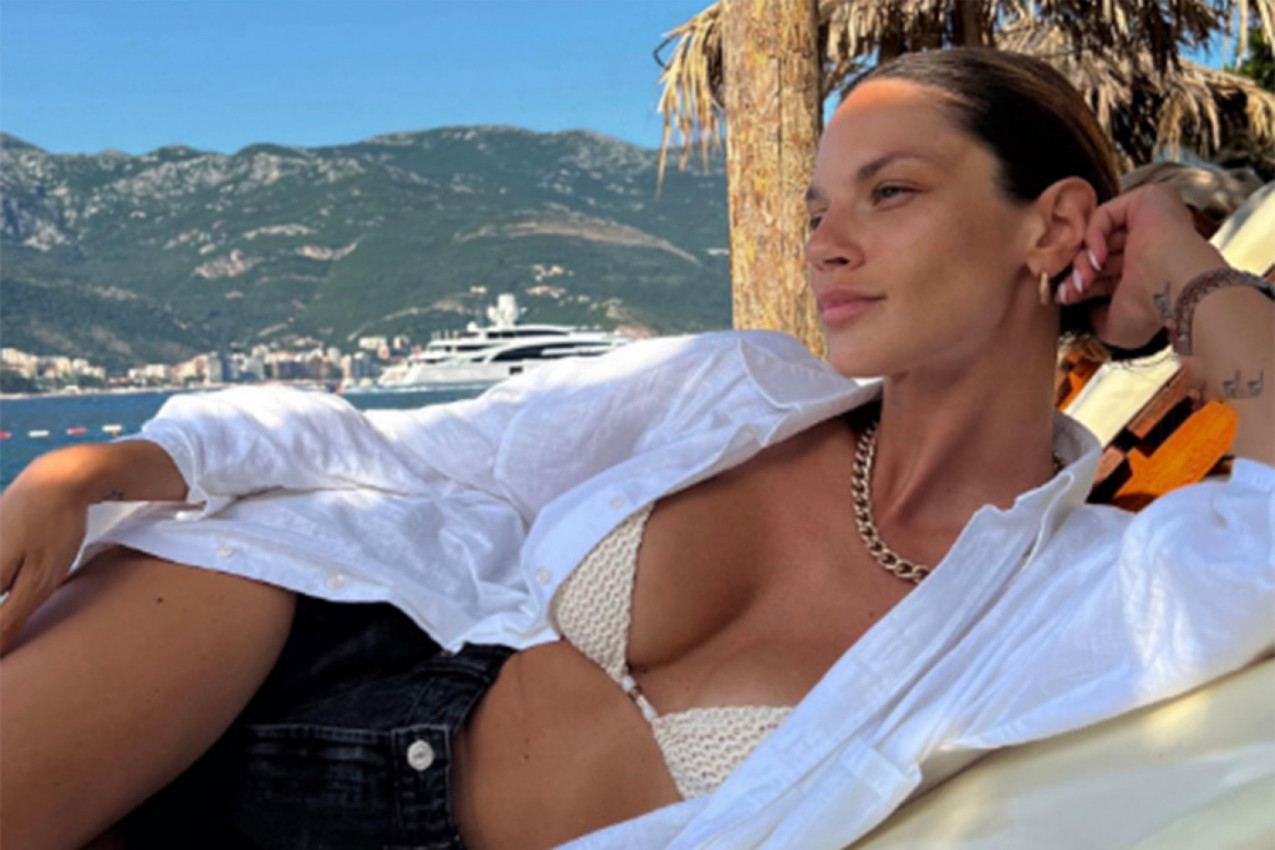 BLAGO NJENOM DEČKU: Voditeljka pokidala u minijaturnom kupaćem kostimu, izgleda kao milion dolara (FOTO)