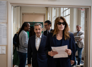 KAD SE ONA POJAVILA NA BIRALIŠTU SVI SU ZANEMELI: Lepotica skroz propala, a tek da joj vidite muža (FOTO)