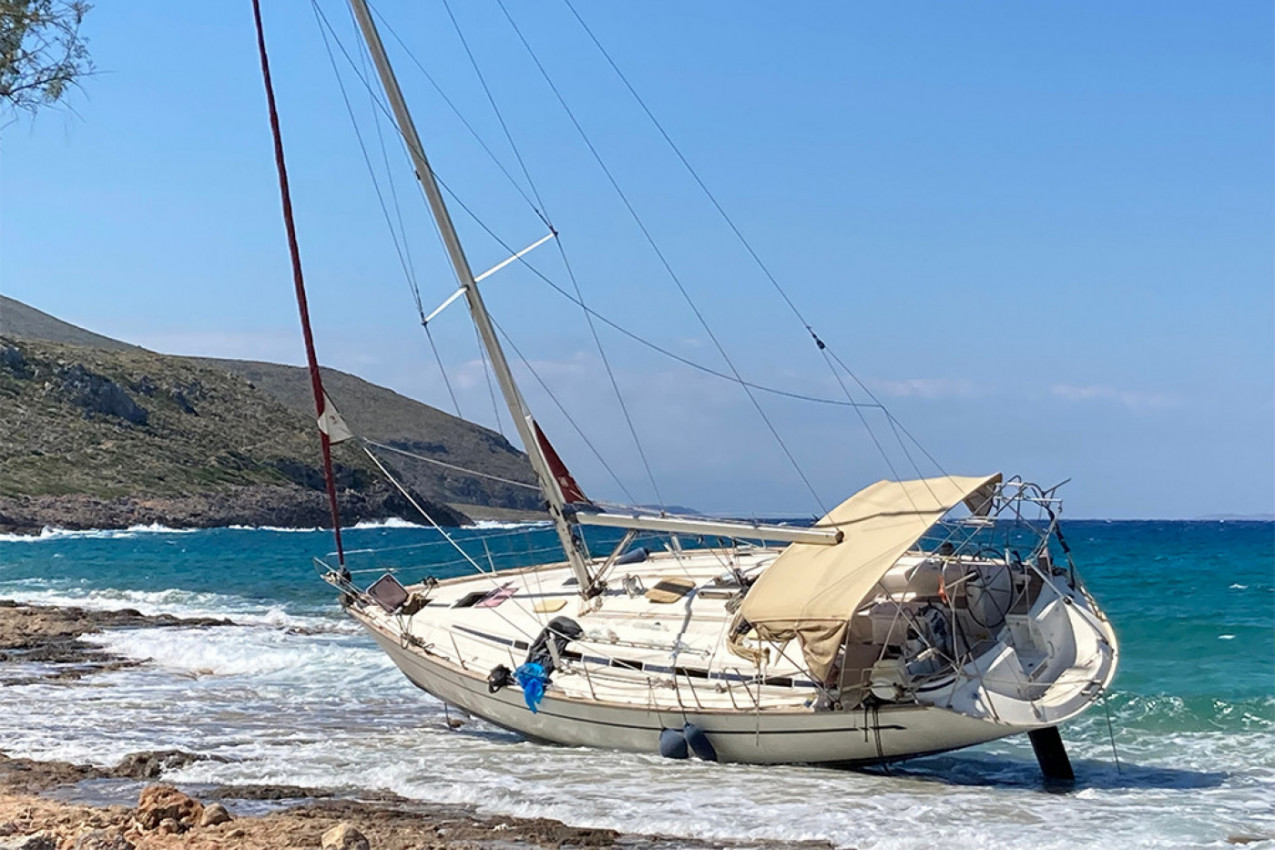 BROD DUHOVA SE SAMO POJAVIO NA OBALI: Šok je usledio kad su saznali kako je dospeo do Floride (VIDEO)