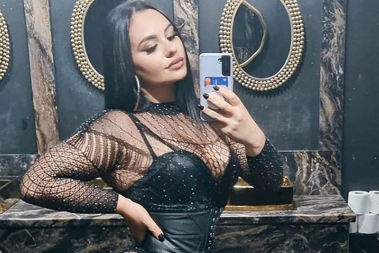 POLICAJKA UHVAĆENA U VRELOJ AKCIJI SA ZATVORENIKOM: Njegov cimer radio sramnu stvar dok su oni uživali