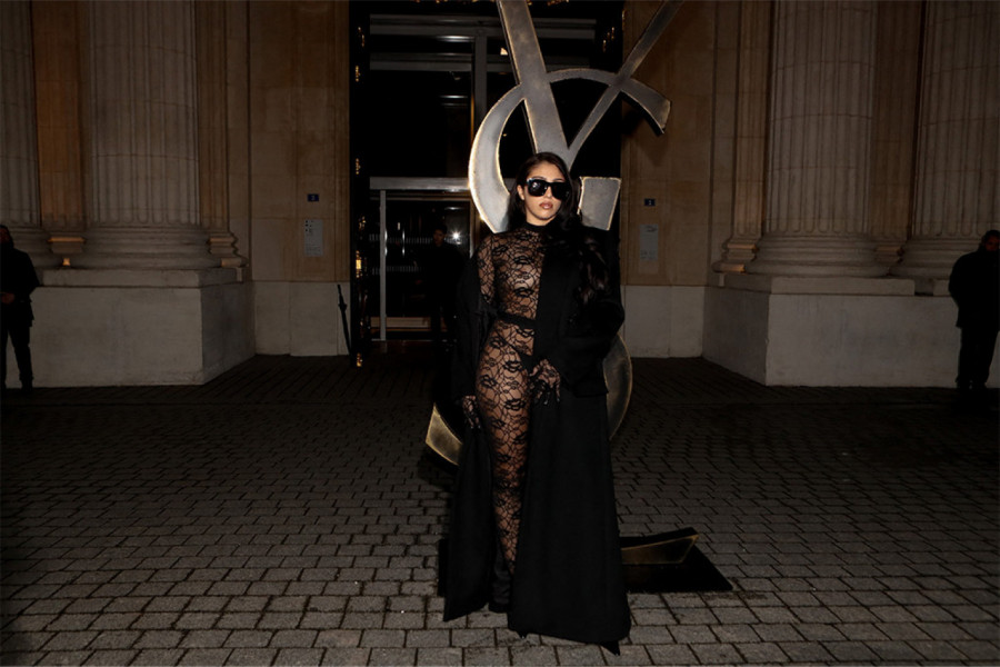 MADONINA ĆERKA VIŠE GOLA NEGO OBUČENA: Seva zadnjica, bujne grudi i intimu pokrila komadićem tkanine! (VIDEO)