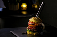 ZLATNI DEČKO JE NAJSKUPLJI BURGER NA SVETU I KOŠTA POLA MILIONA DINARA! Evo šta se sve nalazi u njemu (VIDEO)