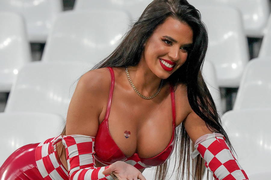 SVE GORI OD BUJNIIH GRUDI NAJVATRENIJE NAVIJAČICE: Ivana pokazala telo u bikiniju, bezobrazluk je njeno drugo ime (FOTO)