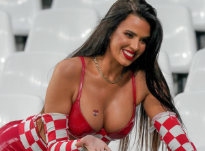 SVE GORI OD BUJNIIH GRUDI NAJVATRENIJE NAVIJAČICE: Ivana pokazala telo u bikiniju, bezobrazluk je njeno drugo ime (FOTO)