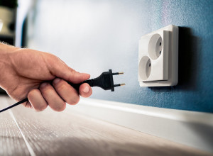 JEDAN UREĐAJ BUKVALNO "JEDE" STRUJU, A SVI GA DRŽIMO NEPRESTANO UKLJUČENIM: Povećava račune, čak i kada se ne koristi!