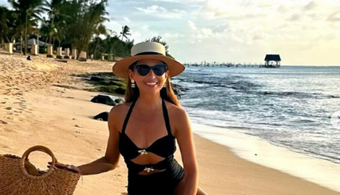 ZNATE LI UOPŠTE KOLIKO GODINA IMA SANJA MARINKOVIĆ? Sako joj jedva prekrio gole grudi, donji veš ceo u šljokicama (FOTO)