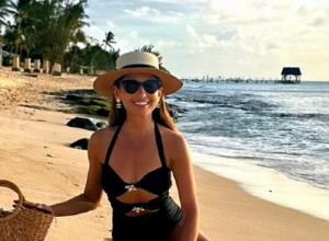 SANJA MARINKOVIĆ ZAVELA HRVATSKO PRIMORJE: Kako izgleda u kupaćem morale su da prokomentarišu i najzgodnije dame (FOTO)