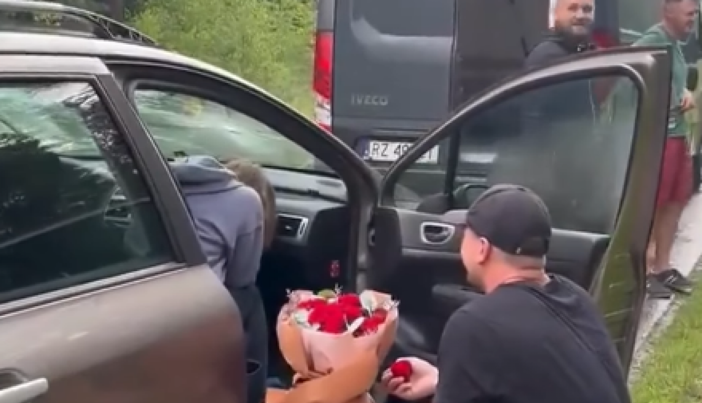 PROSIDBA KOJA SE NE VIĐA NI NA FILMU: Isprošena devojka van sebe od straha, vrišti pred vereničkim prstenom! (VIDEO)