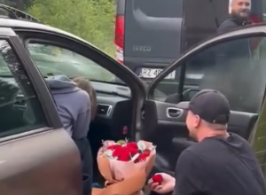 PROSIDBA KOJA SE NE VIĐA NI NA FILMU: Isprošena devojka van sebe od straha, vrišti pred vereničkim prstenom! (VIDEO)