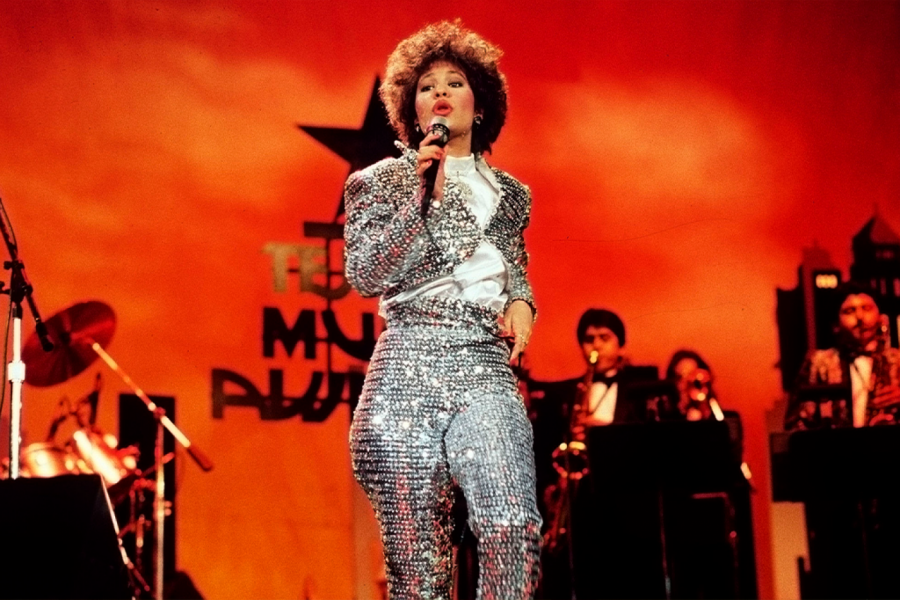 SLAVNA PEVAČICA JE S 23 GODINE UPUCANA S LEĐA: Jedva je dopuzala do recepcije, izgovorila ime ubice i preminula!