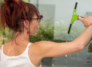 NE, NIJE BAPSKA FORA! Evo zašto nikako ne SMETE da perete prozore po vrućini - posledice mogu biti fatalne