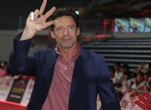 BIO JE 13 GODINA MLAĐI OD NJE, A NJU SU ZVALI "NAJRUŽNIJA SREĆNICA": Glumac je ostavio posle 30 godina i sad traži ovo