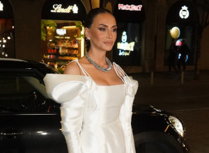 EMINA JAHOVIĆ OBJAVILA SELFI U BIKINIJU OD KOG ZASTAJE DAH: Reagovale mnoge poznate dame, a među prvima Ceca! (FOTO)