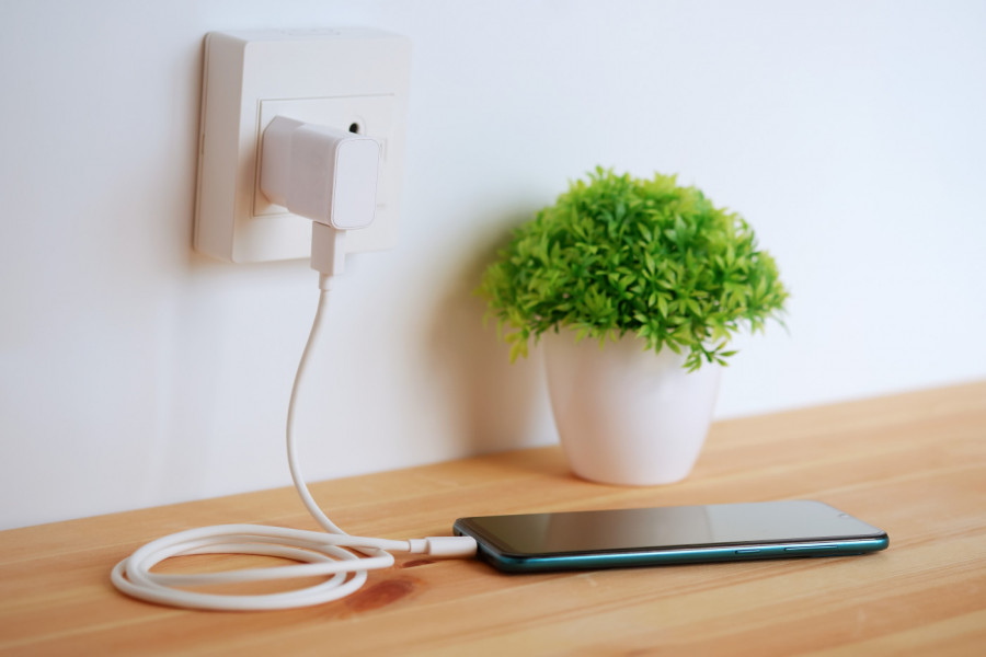 ZAŠTO NIKAKO NE SMETE DA OSTAVLJATE PUNJAČ ZA MOBILNI U UTIČNICI? Može da bude izuzetno OPASNO, a nema veze s baterijom