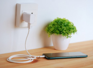 ZAŠTO NIKAKO NE SMETE DA OSTAVLJATE PUNJAČ ZA MOBILNI U UTIČNICI? Može da bude izuzetno OPASNO, a nema veze s baterijom