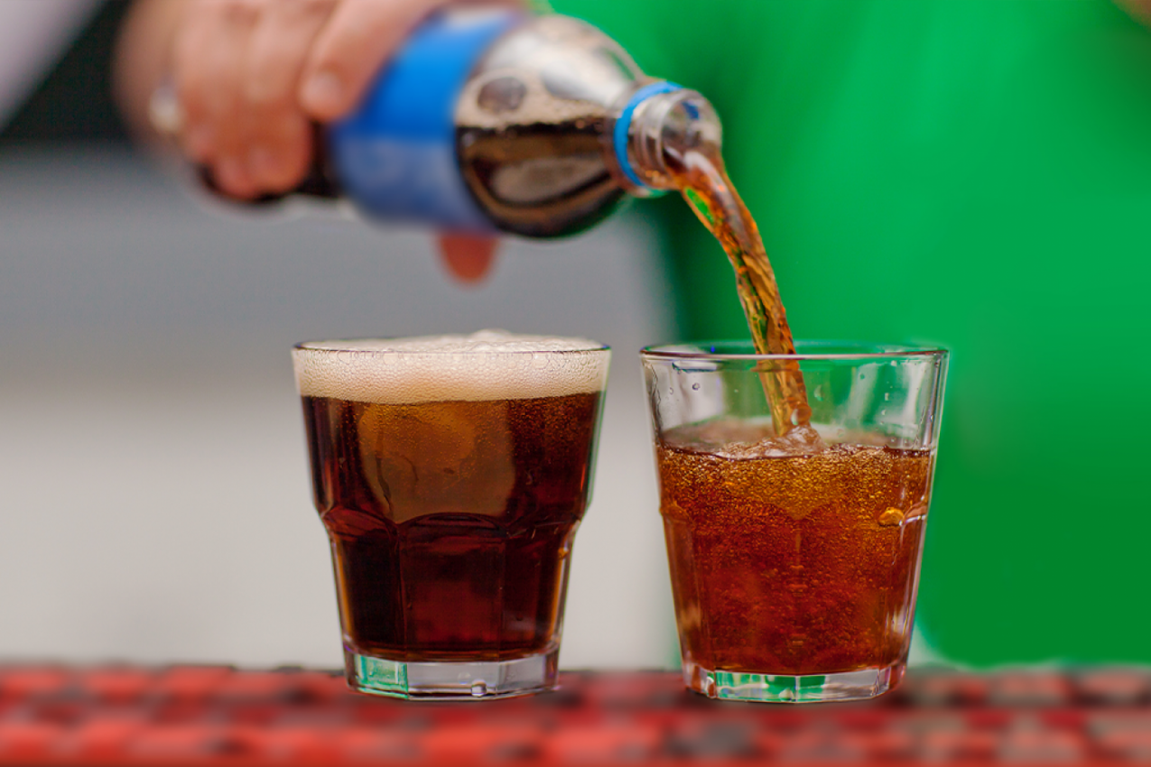 KAKO DA GAZIRANO PIĆE SIPATE BEZ MEHURIĆA? Neobičan trik za brzo uživanje u osveženju (VIDEO)