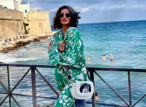 OVU PEVAČICU NISMO PREPOZNALI NA FOTKAMA IZ GRČKE: Ima 51 godinu i svi su odlepili za njom - izgleda bolje nego ikad!