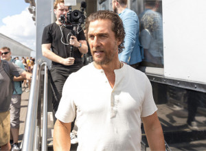 SLAVNI GLUMAC DEFORMISANOG LICA - šta mu se dogodilo: Fanovi i prijatelji u šoku, mole se za njega! (FOTO)