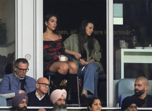 ŽENA FUDBALERA KOJA SE VOLI SA KARLEUŠOM NA UTAKMICI KAO U KLUBU: Visoka štikla i uska haljina, svi gledali VIP ložu