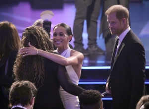 AMERIKANCI NAGRADILI PRINCA HARIJA, A OD NJEGOVE PORODICE NI TRAGA NI GLASA: Velika zvezda uručila mu priznanje (FOTO)