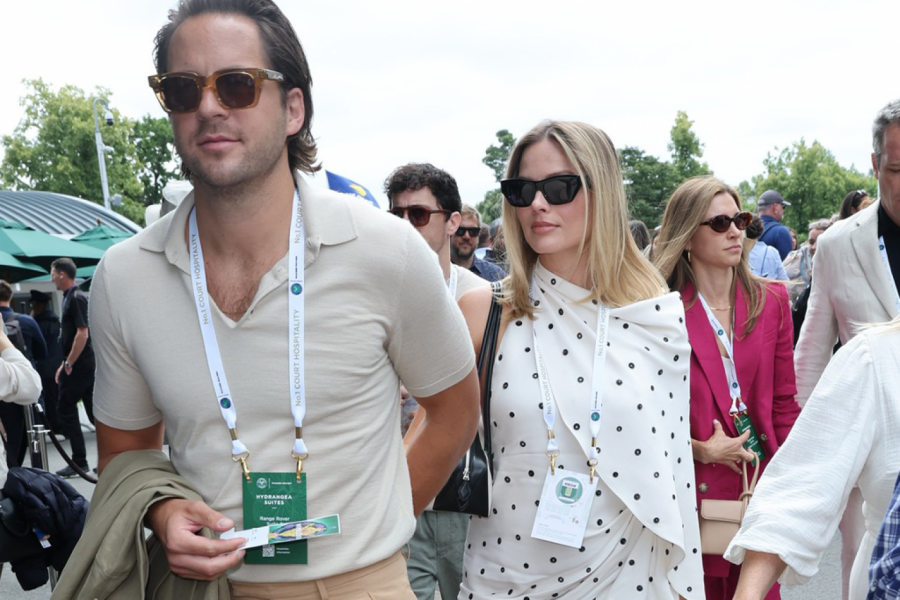 NAJPOZNATIJA BARBIKA DOŠLA DA PODRŽI ĐOKOVIĆA: Svi joj sa razlogom gledaju u stomak, ruku pod ruku je sa njim (FOTO)