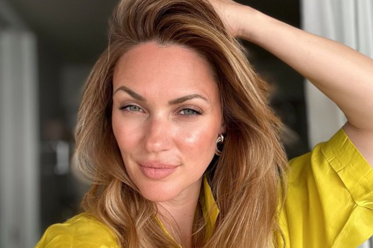 MANEKENKA NA LETOVANJU DOJI ĆERKICU U JAVNOSTI: Fotografija raznežila sve, ali i dalje ima onih kojima to "bode oči"