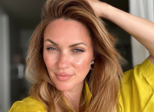 MANEKENKA NA LETOVANJU DOJI ĆERKICU U JAVNOSTI: Fotografija raznežila sve, ali i dalje ima onih kojima to "bode oči"