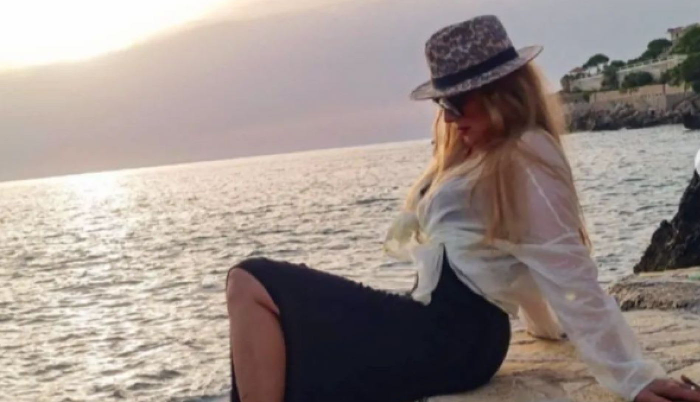 GLUMICA U OSMOJ DECENIJI IZGLEDA KAO BOGINJA: Raskopčala haljinu i izbacila noge, zovu je žena-zmaj! (FOTO)