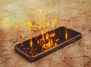 NAPOLJU SVE GORI, ALI ZNATE LI DA I VAŠ MOBILNI MOŽE DA IZAZOVE POŽAR: Evo kako da sprečite njegovo pregrevanje!