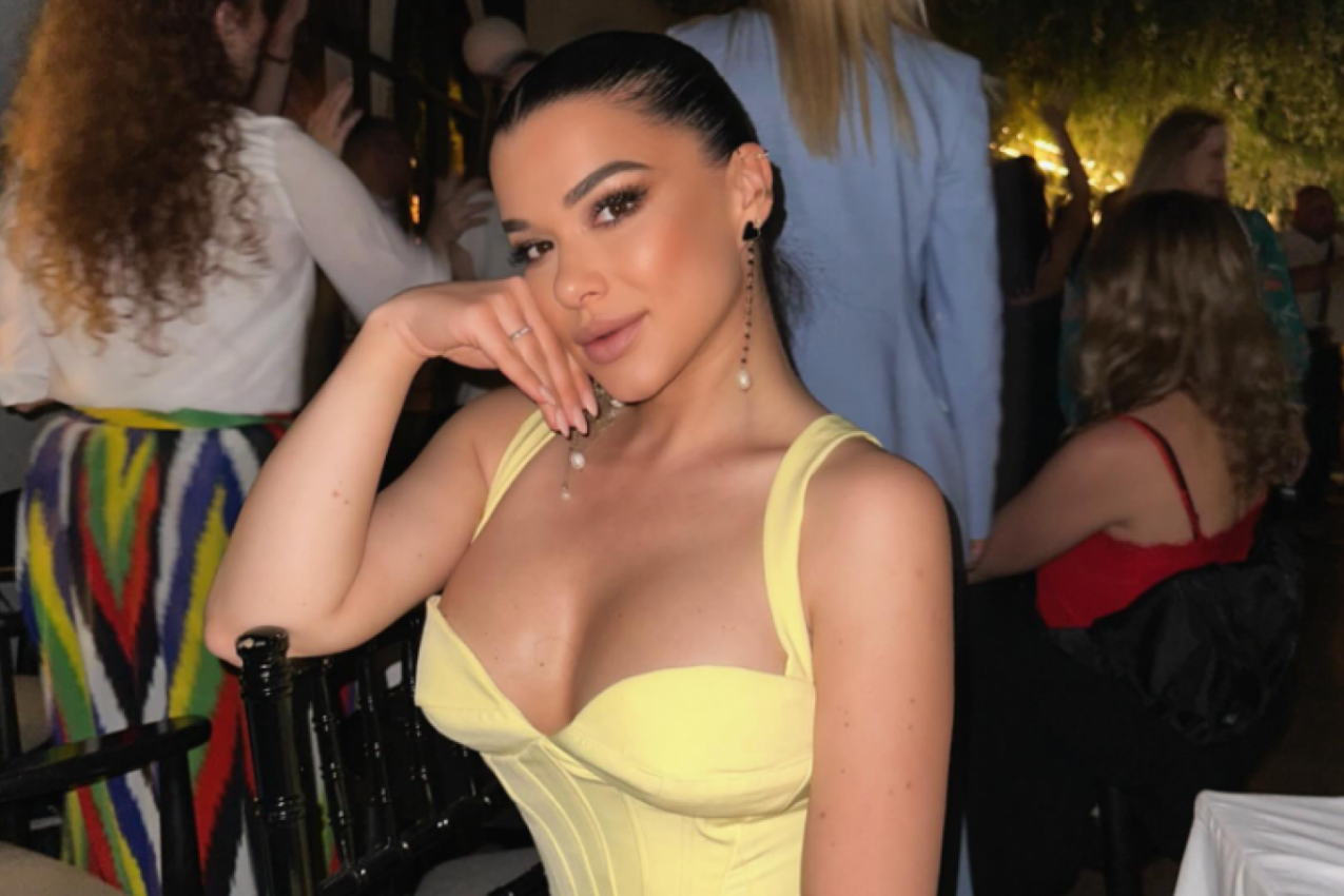 PEVAČICA SE OPREDELILA NA VEOMA SMEO POTEZ: Ponela haljinu sa najdubljim dekolteom, svima zastao dah! (FOTO)