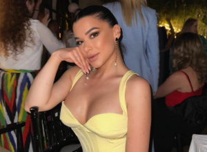 PEVAČICA SE OPREDELILA NA VEOMA SMEO POTEZ: Ponela haljinu sa najdubljim dekolteom, svima zastao dah! (FOTO)