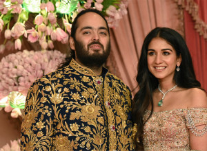 SIN TAJKUNA NAPRAVIO NAJSKUPLJU SVADBU VEKA - I PLATIO 120 MILIONA: Slavna glumica je zanjihala kukovima i napravila šou