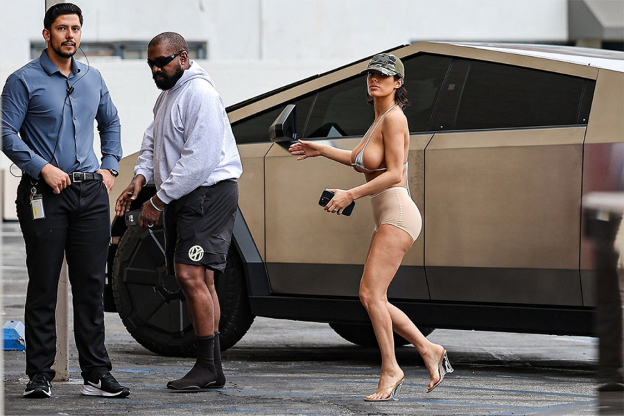 DUGO NIJE IZBACILA GRUDI, SAD IH JEDVA DRŽE TRAČICE: Na supruzi repera sve PUCA I KIPI -  prekrila samo bradavice (FOTO)