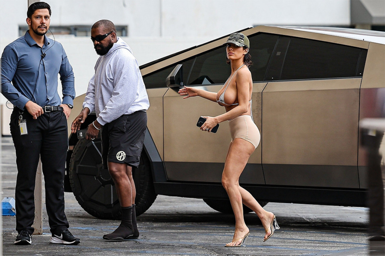 DUGO NIJE IZBACILA GRUDI, SAD IH JEDVA DRŽE TRAČICE: Na supruzi repera sve PUCA I KIPI -  prekrila samo bradavice (FOTO)