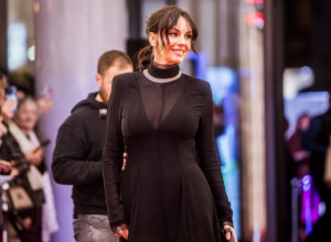 SLOBODA MIĆALOVIĆ GRMI U VRELOM KOMBINEZONU NAJDUBLJEG DEKOLTEA: Izbacila grudi u prvi plan, kao nikad do sad! (FOTO)