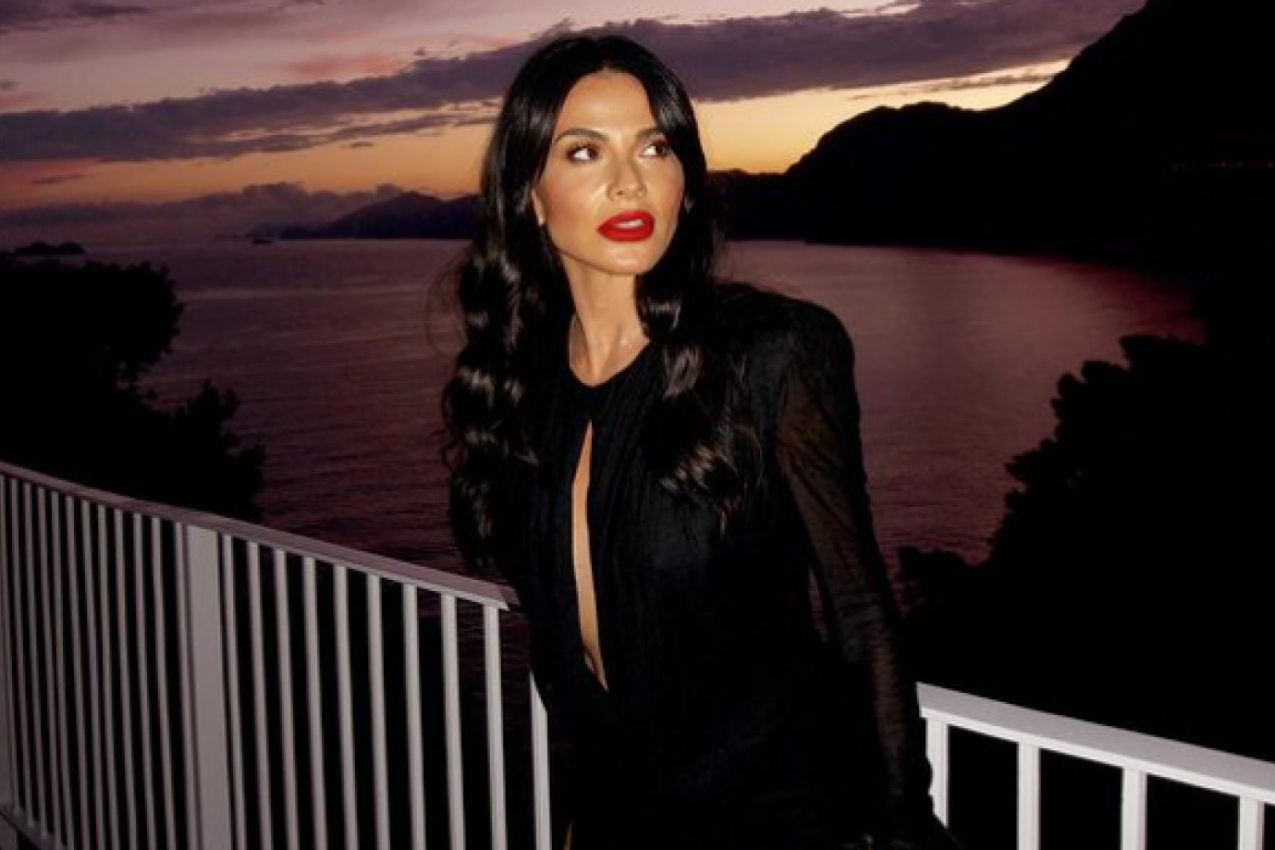 VODITELJKA PROŠETALA GARAŽOM KAO PO CRVENOM TEPIHU: Samo ona i u haljini od 100 E izgledate kao milion dolara! (VIDEO)