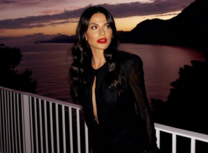 VODITELJKA PROŠETALA GARAŽOM KAO PO CRVENOM TEPIHU: Samo ona i u haljini od 100 E izgledate kao milion dolara! (VIDEO)