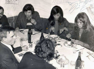 TINA TARNER JE 1974. USLIKANA U SKADARLIJI I OVA FOTKA ZLATA VREDI: Uživala je u restoranu gde odlaze mnogi Beograđani