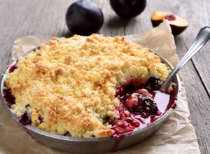 LAŽNI KOLAČ SA ŠLJIVAMA: Spoj hrskavog i kremastog, bogat crveni fil će vas ostaviti bez daha